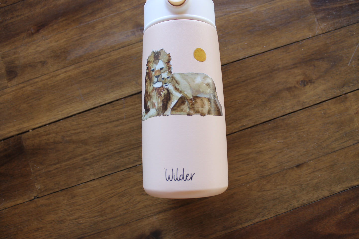 Wilder Lion Kids Water Bottle w/button lid in Tan